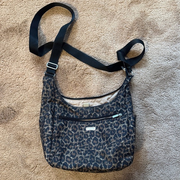 Baggallini Leopard Print Shoulder Bag - Picture 1 of 6